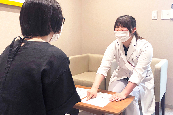 胚培養士が患者様に胚の説明を行っている様子
